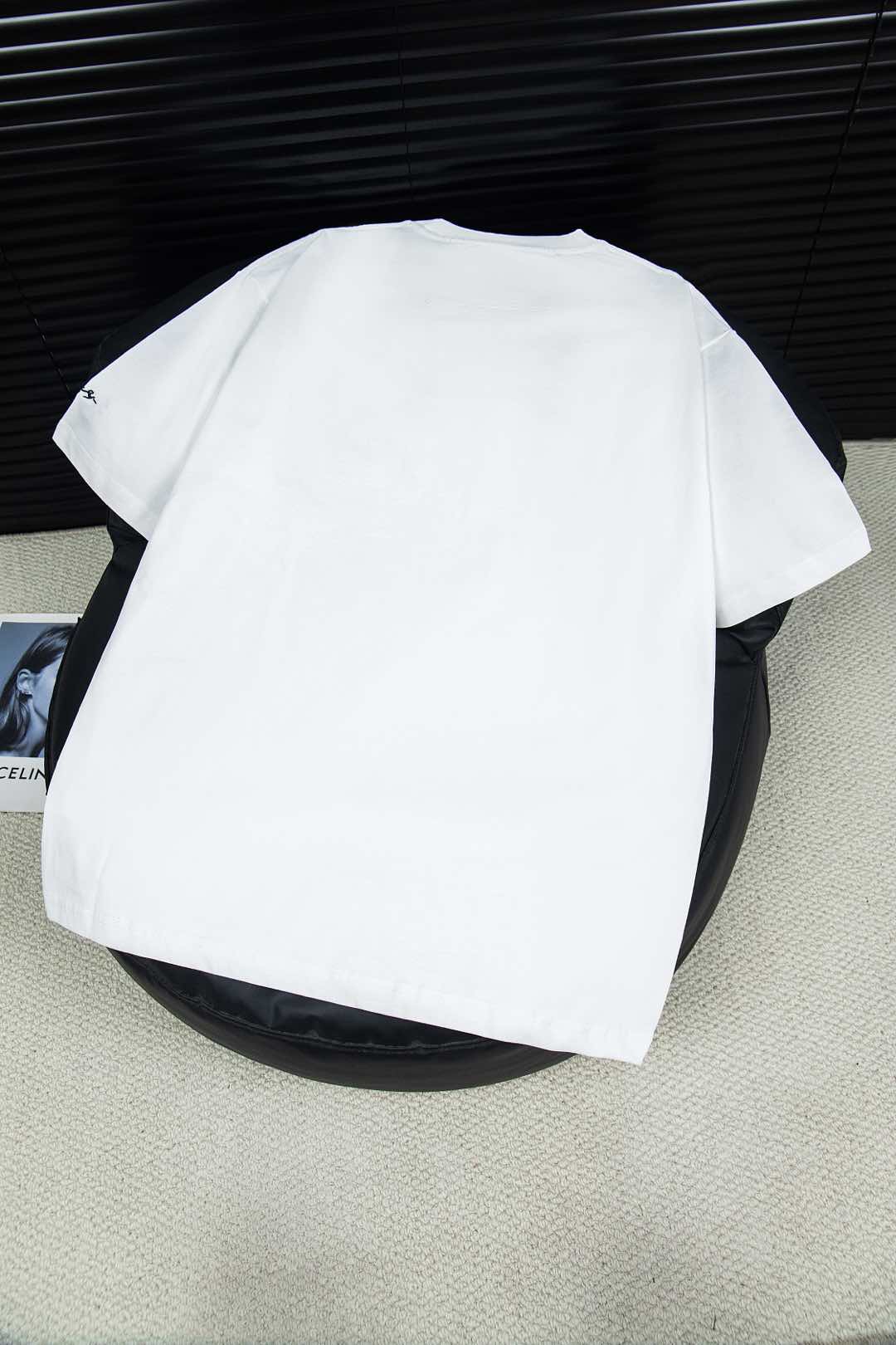 Givenchy’s New 4G Braid T-shirt: Luxury Style Statement in Black & White - 图片 3