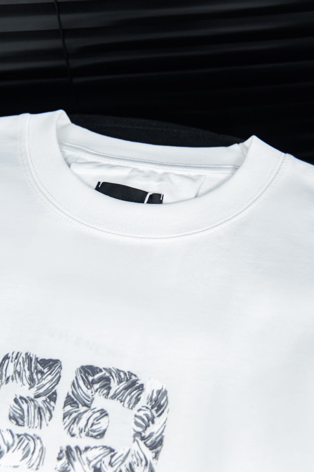 Givenchy’s New 4G Braid T-shirt: Luxury Style Statement in Black & White - 图片 4
