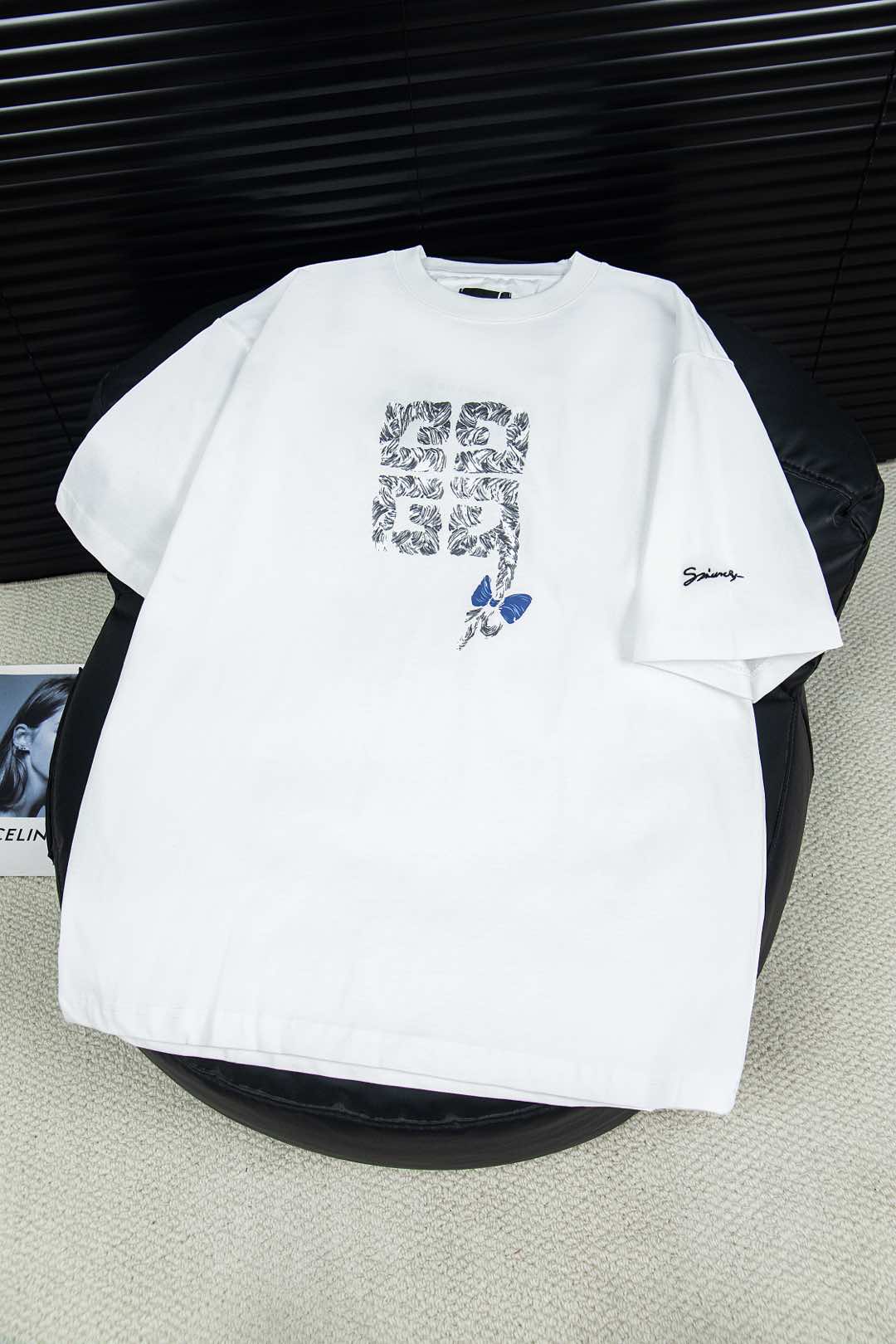 Givenchy’s New 4G Braid T-shirt: Luxury Style Statement in Black & White - 图片 2