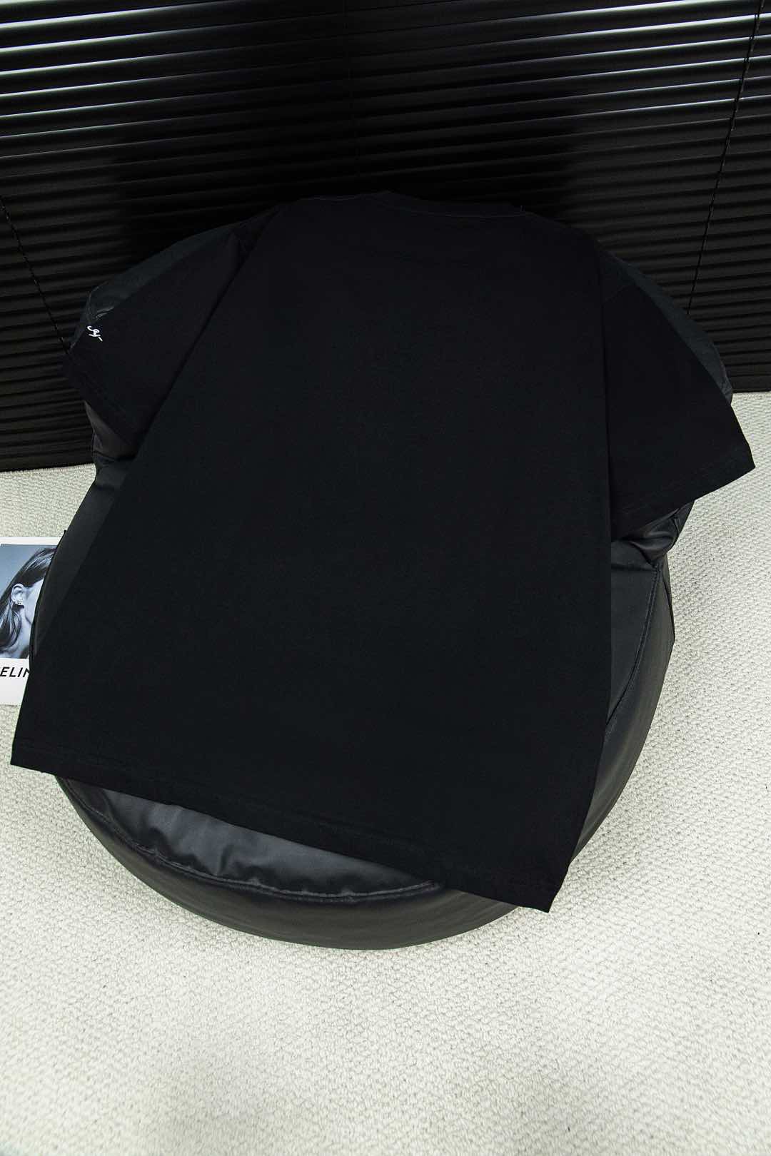 Givenchy’s New 4G Braid T-Shirt: High-End Fashion Statement in Black & White - 图片 3