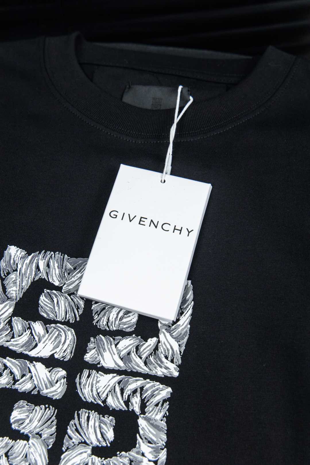 Givenchy’s New 4G Braid T-Shirt: High-End Fashion Statement in Black & White - 图片 5