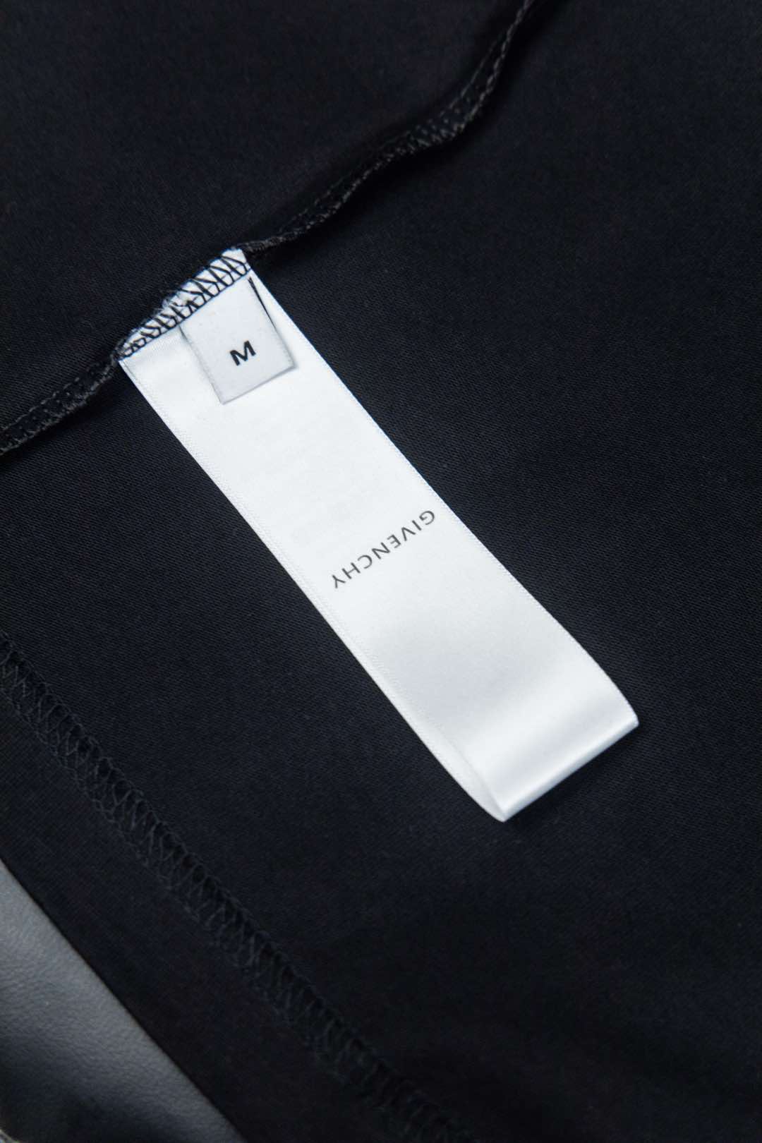 Givenchy’s New 4G Braid T-Shirt: High-End Fashion Statement in Black & White - 图片 9