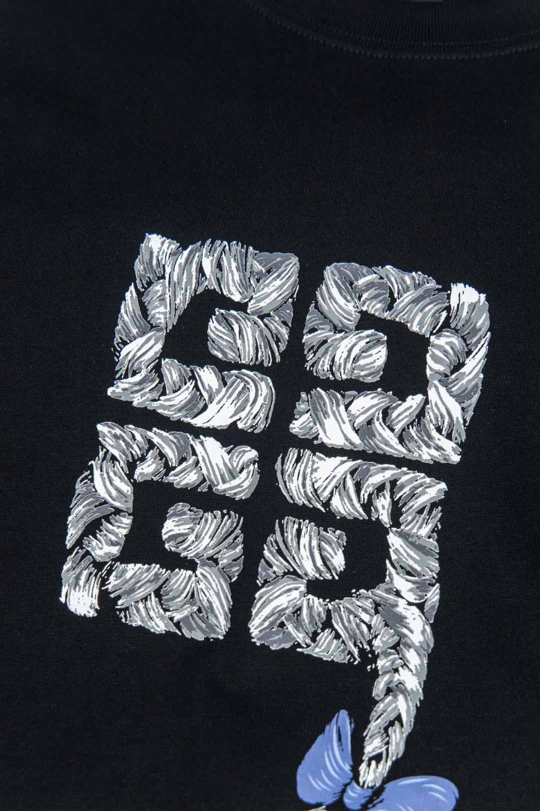 Givenchy’s New 4G Braid T-Shirt: High-End Fashion Statement in Black & White - 图片 6