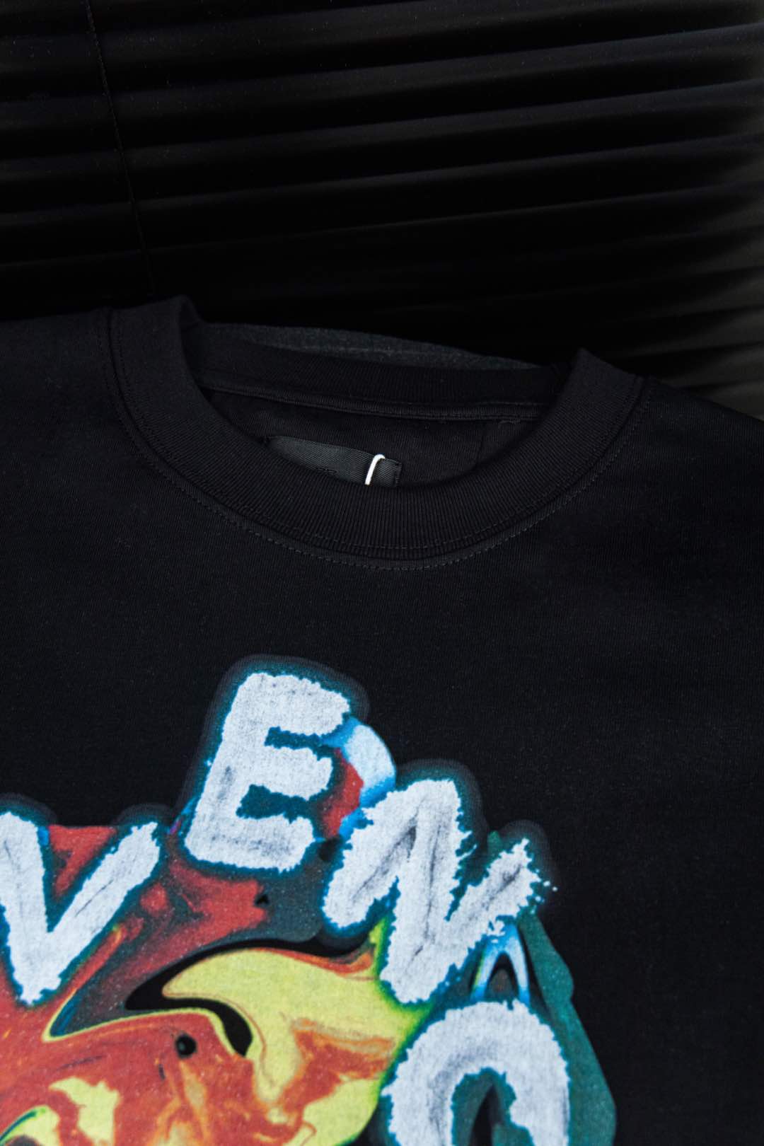 Givenchy and Vanhish New Letter Short Sleeve T-shirt: Luxury Fashion Statement in Black - 图片 4
