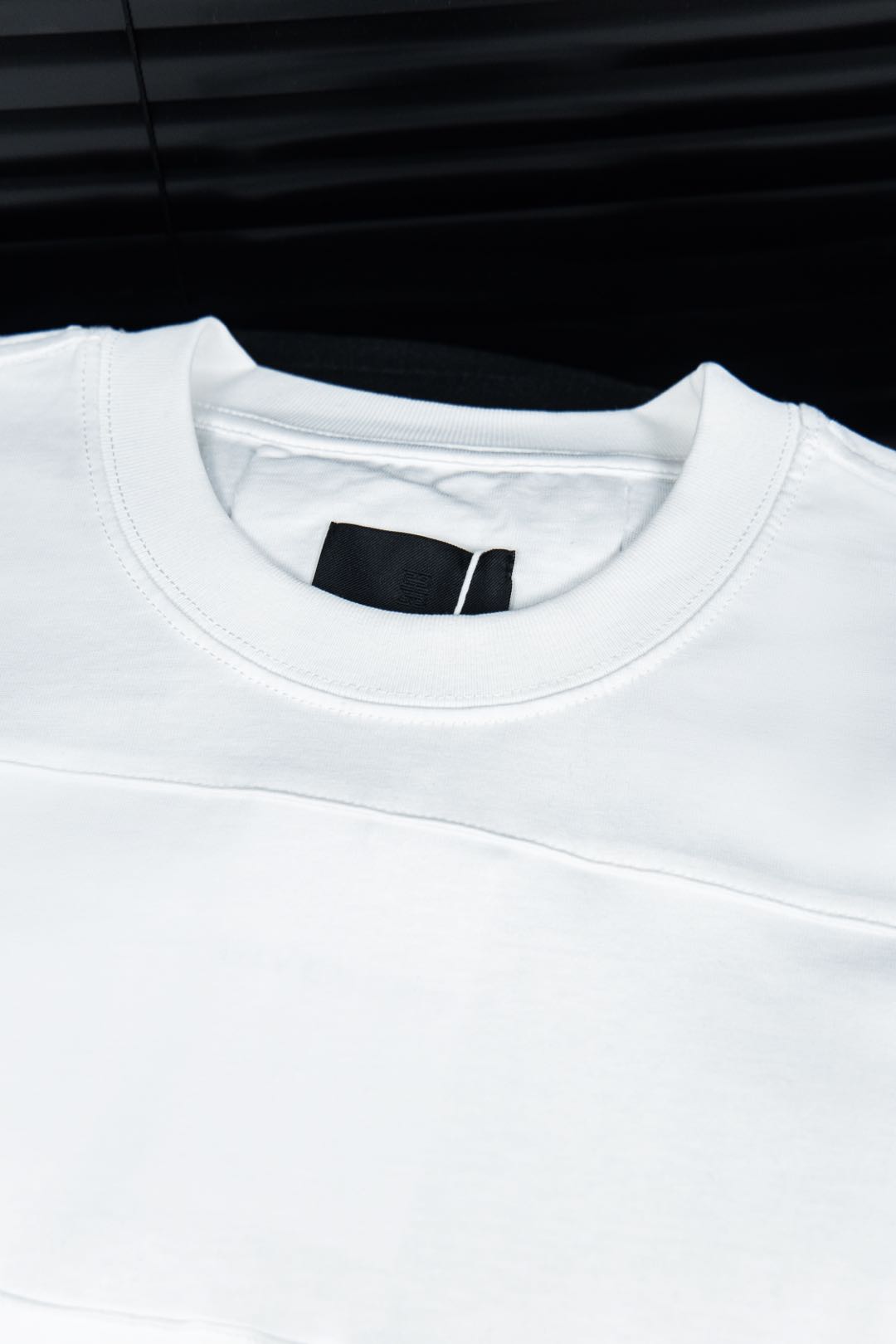 Givenchy Vanhish Embroidery T-shirt: Luxury Artwork in Fashion - 图片 4