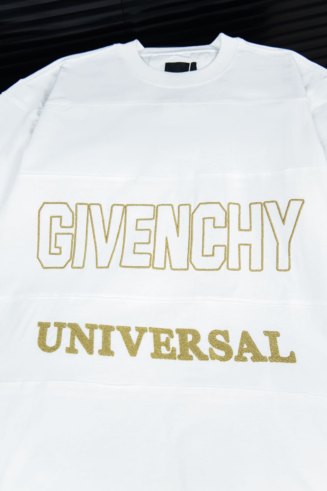 Givenchy Vanhish Embroidery T-shirt: Luxury Artwork in Fashion - 图片 6