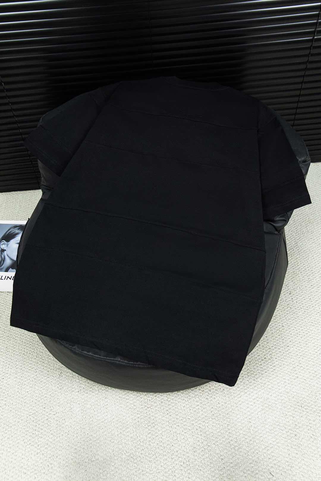 Givenchy Vanhish T-shirt with Embroidery: Elegant Style and High Cost Art - 图片 3