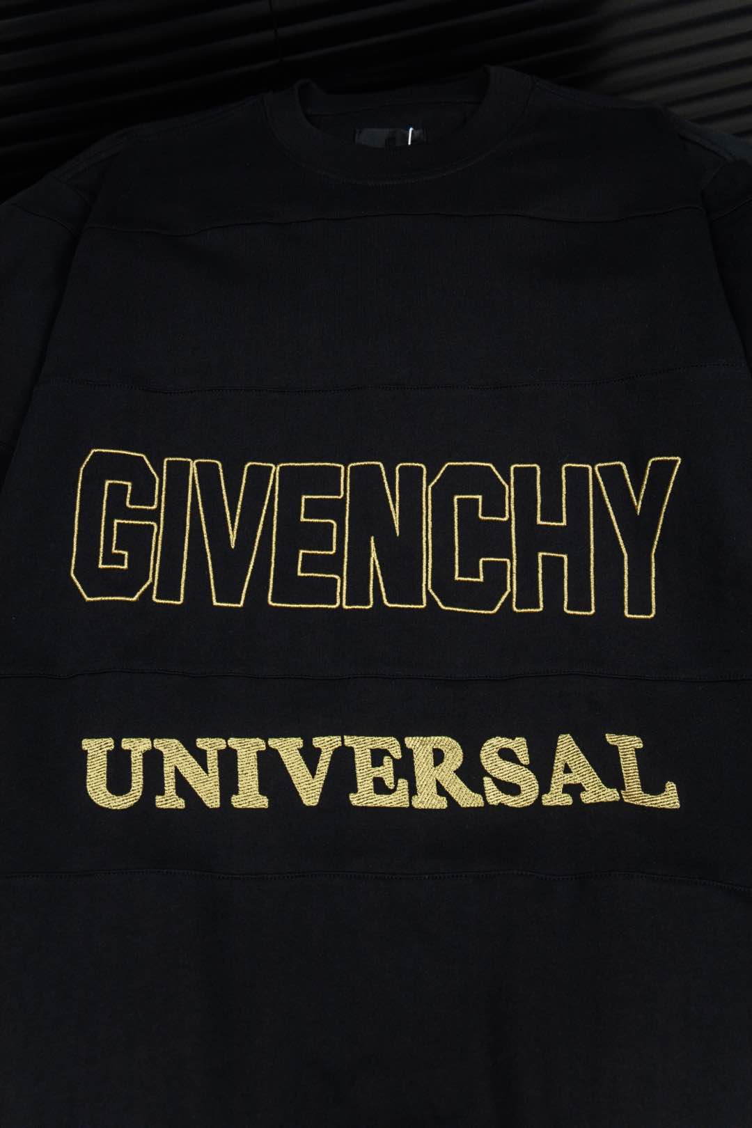 Givenchy Vanhish T-shirt with Embroidery: Elegant Style and High Cost Art - 图片 6