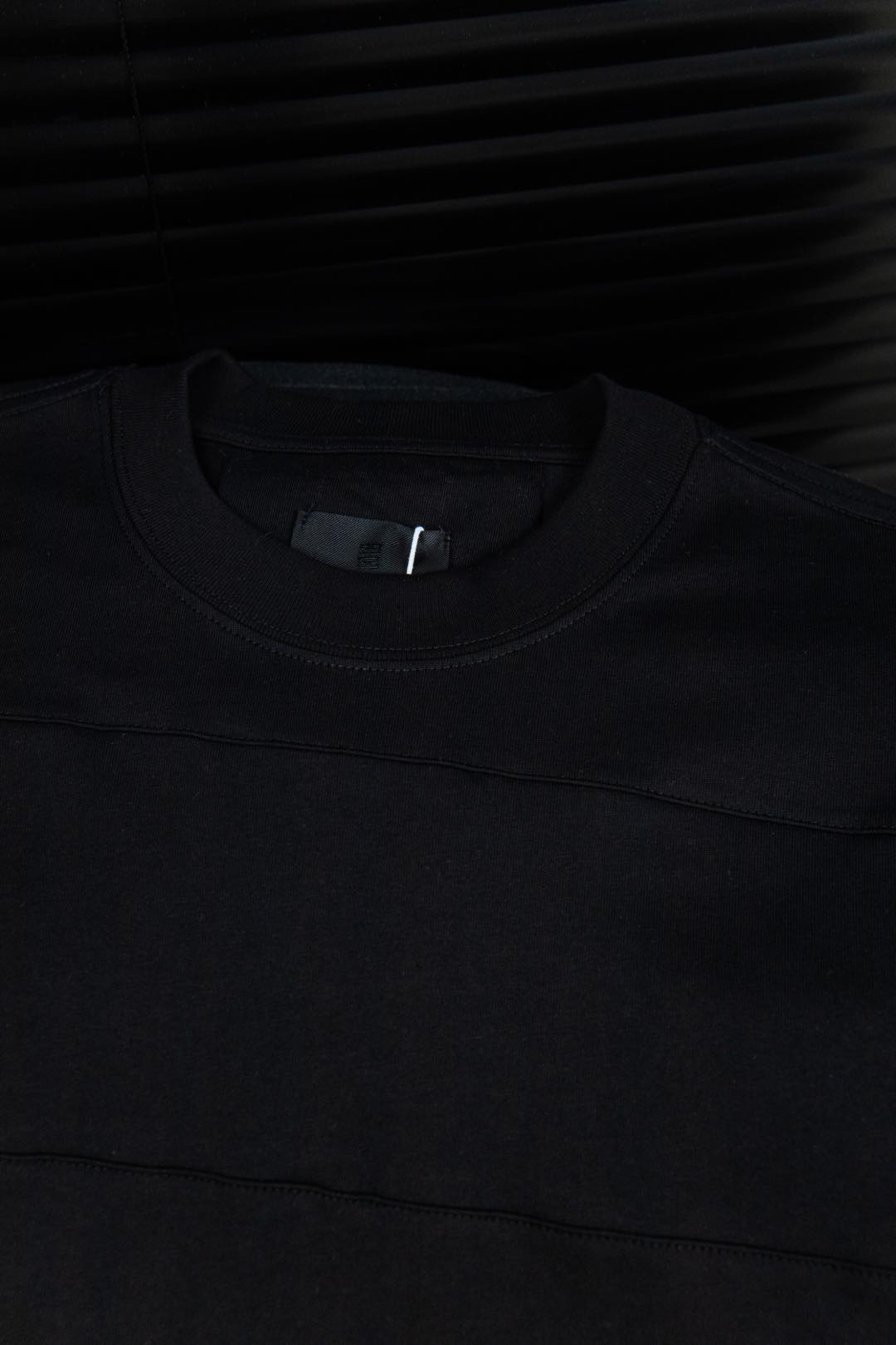 Givenchy Vanhish T-shirt with Embroidery: Elegant Style and High Cost Art - 图片 4