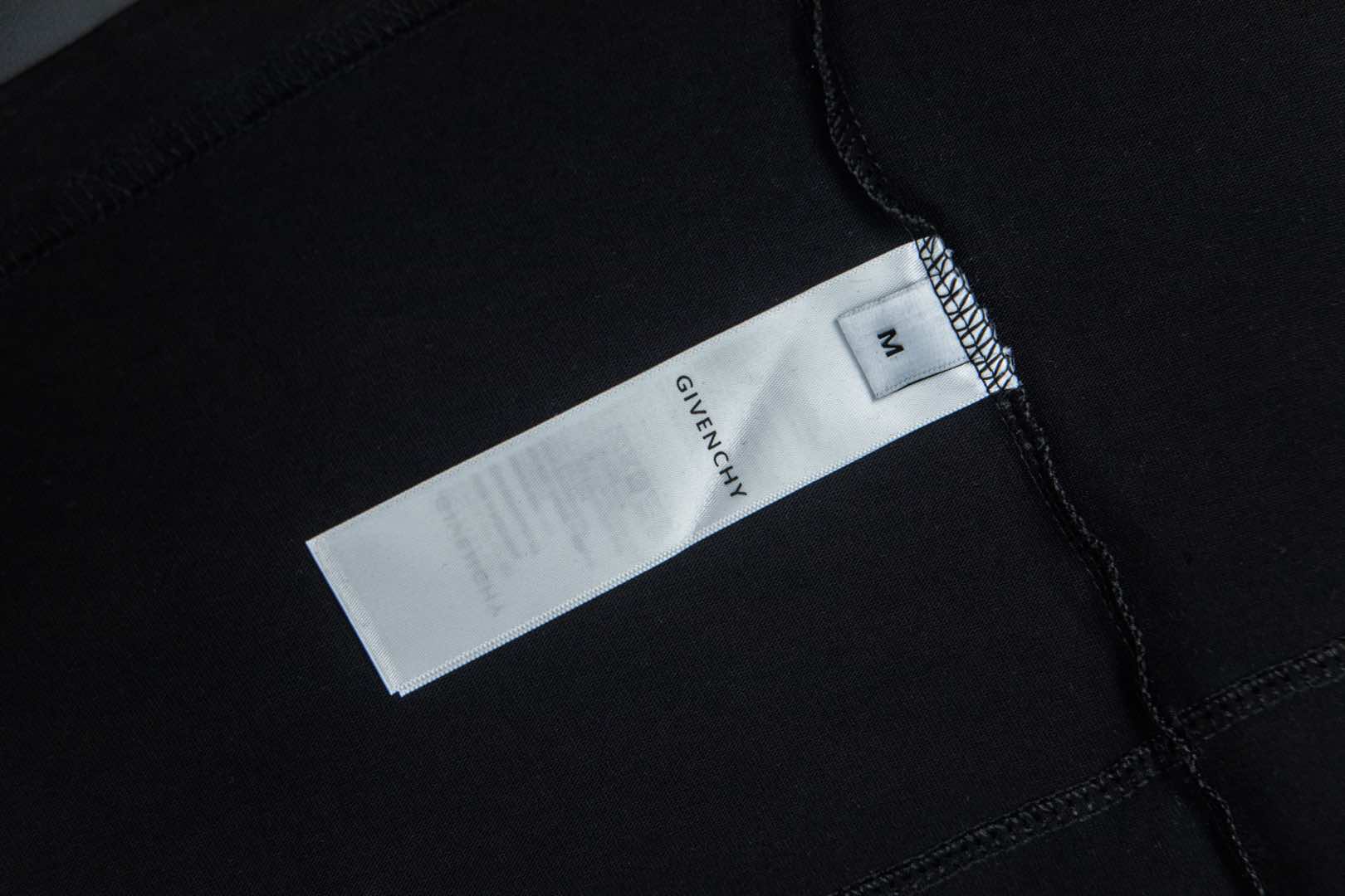 Givenchy Vanhish T-shirt with Embroidery: Elegant Style and High Cost Art - 图片 9