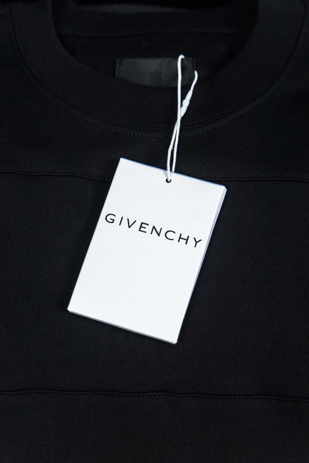 Givenchy Vanhish T-shirt with Embroidery: Elegant Style and High Cost Art - 图片 5