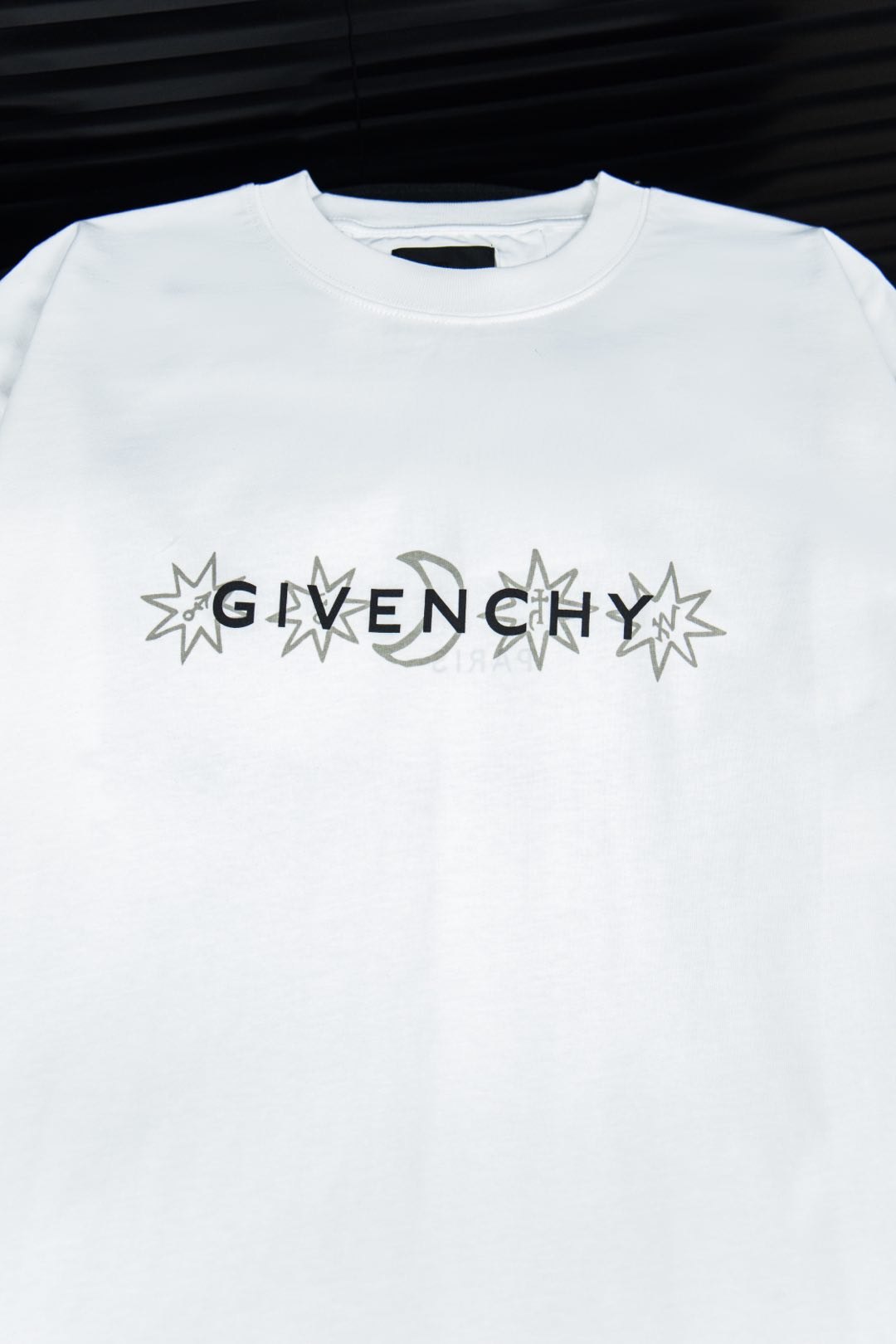 Givenchy Tarot T-shirt: Luxury Fashion Icon in Black & White - 图片 5