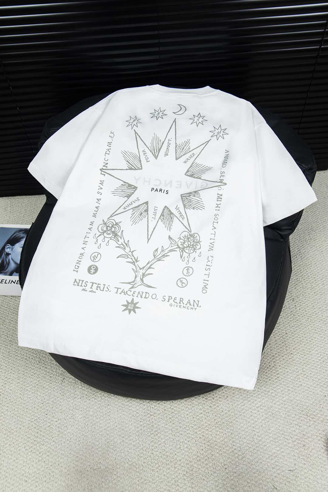 Givenchy Tarot T-shirt: Luxury Fashion Icon in Black & White - 图片 3