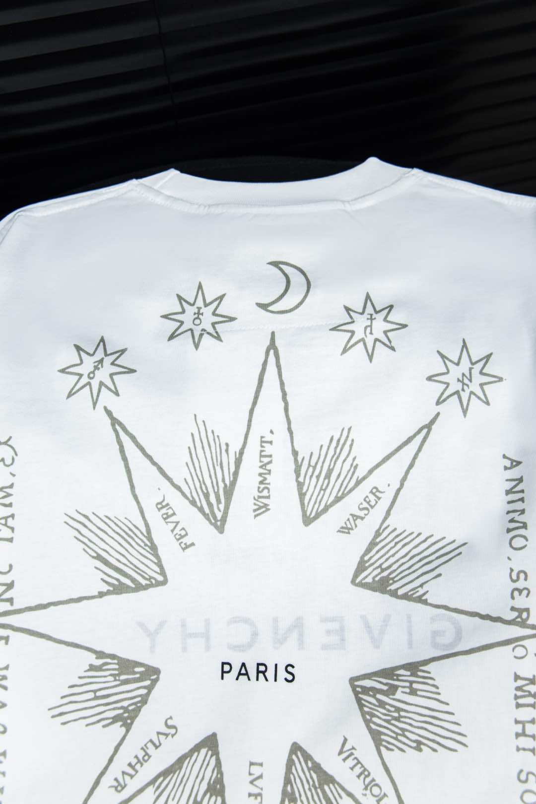 Givenchy Tarot T-shirt: Luxury Fashion Icon in Black & White - 图片 6