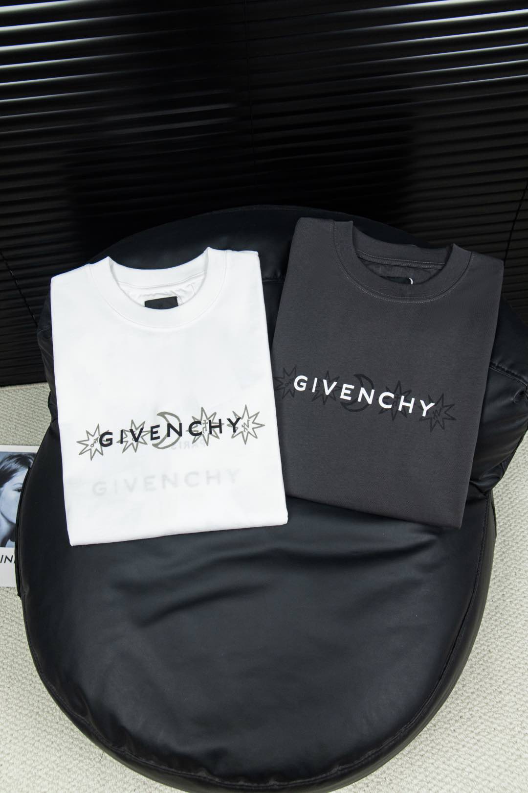Givenchy’s New Tarot T-shirt: Luxury Fashion with Classic Style and Artistic Detail - 图片 1