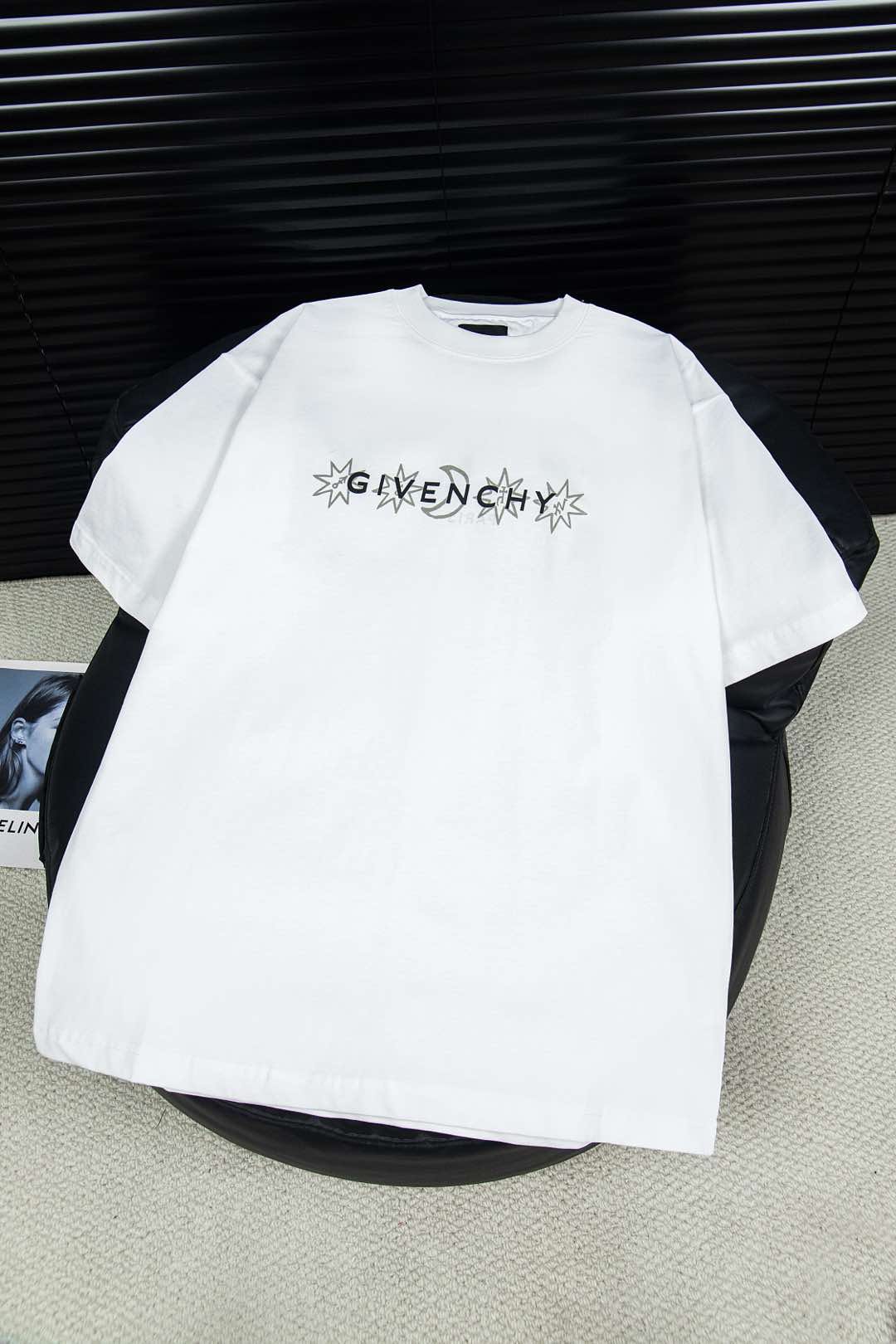 Givenchy Tarot T-shirt: Luxury Fashion Icon in Black & White - 图片 2