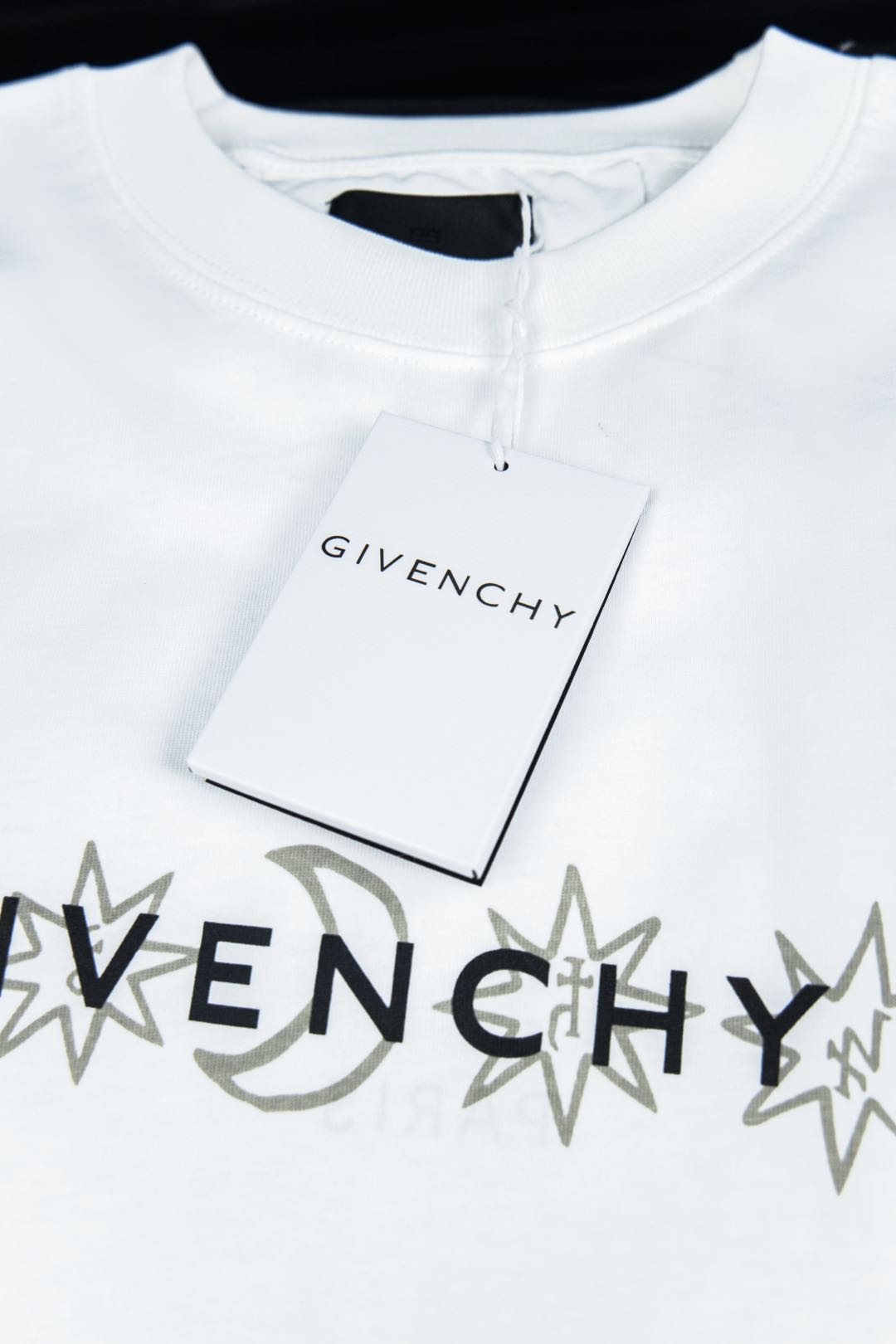 Givenchy Tarot T-shirt: Luxury Fashion Icon in Black & White - 图片 4