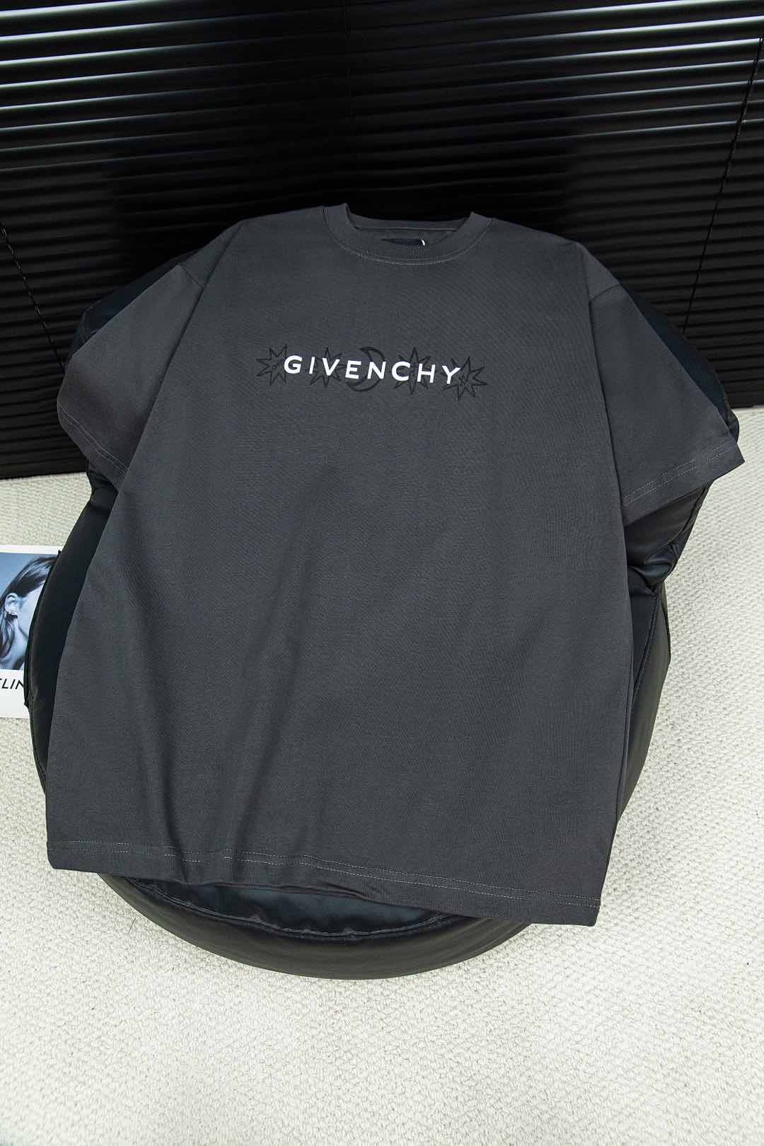 Givenchy’s New Tarot T-shirt: Luxury Fashion with Classic Style and Artistic Detail - 图片 2