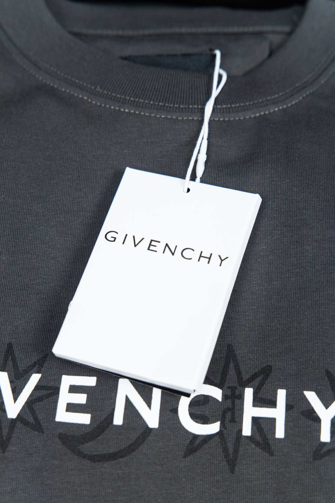 Givenchy’s New Tarot T-shirt: Luxury Fashion with Classic Style and Artistic Detail - 图片 4