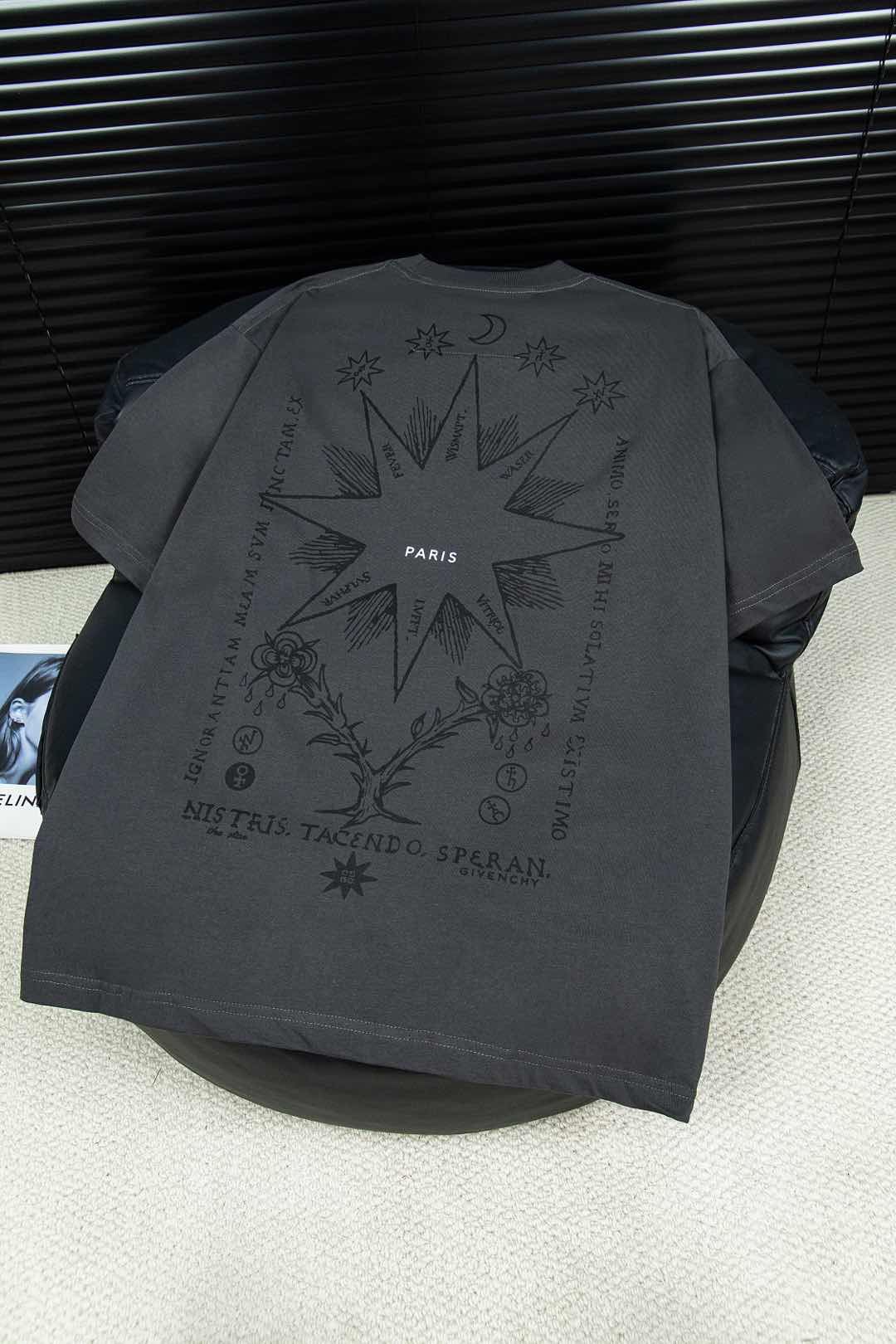 Givenchy’s New Tarot T-shirt: Luxury Fashion with Classic Style and Artistic Detail - 图片 3