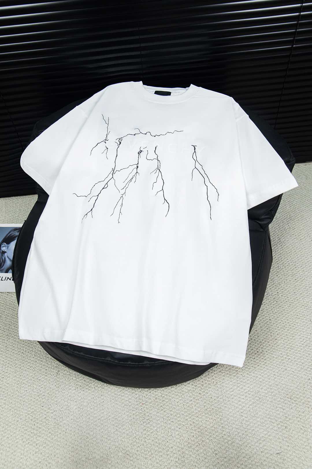 Givenchy Flash-Print T-shirt: Luxury Fashion Statement in Black, White, Grey - 图片 2