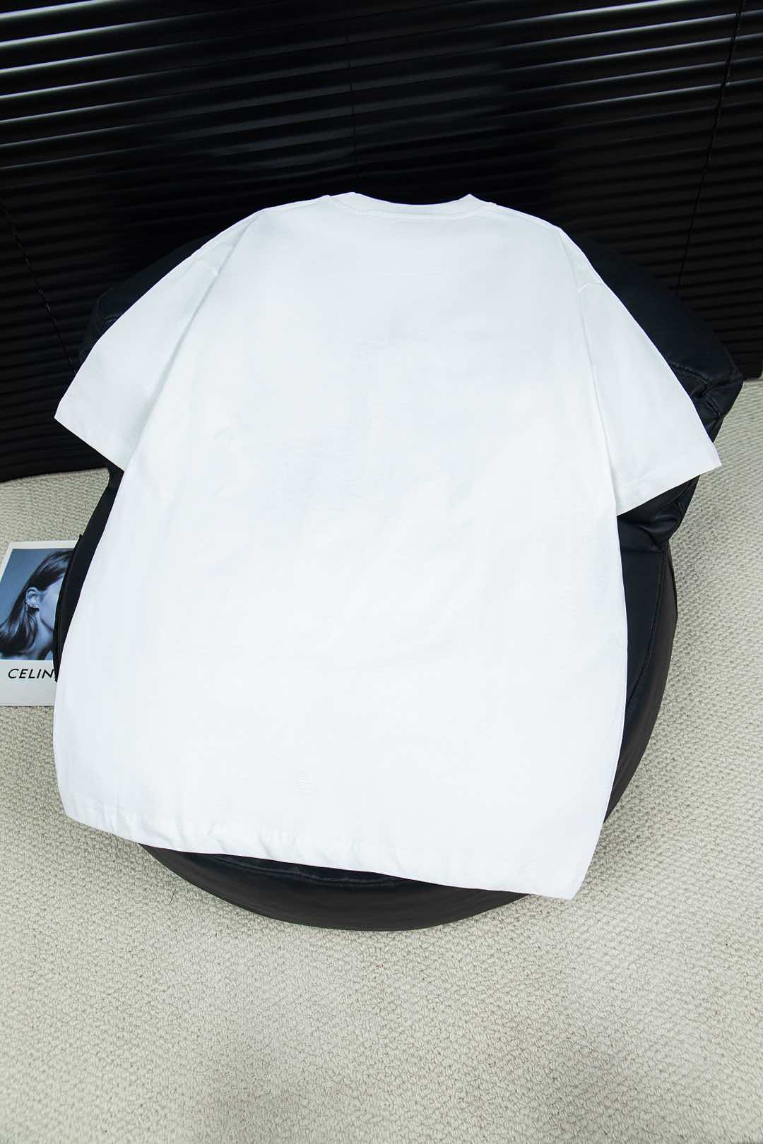Givenchy Flash-Print T-shirt: Luxury Fashion Statement in Black, White, Grey - 图片 3