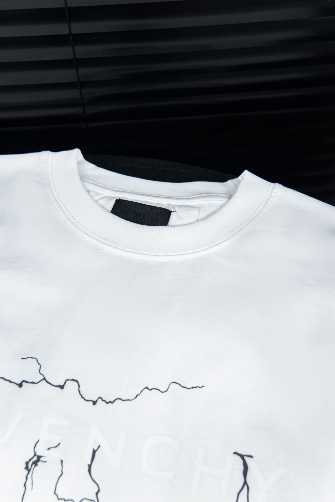 Givenchy Flash-Print T-shirt: Luxury Fashion Statement in Black, White, Grey - 图片 4