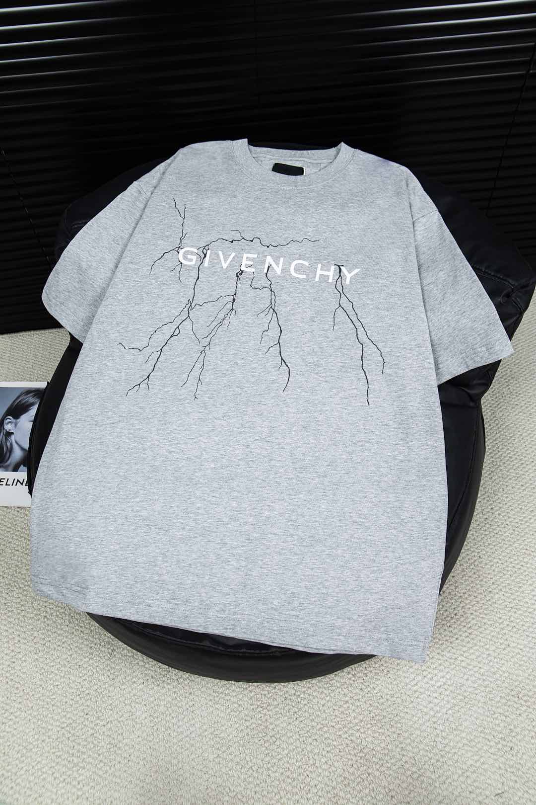 Givenchy Flash-Print T-shirt: Luxury Artwork in Fashion Industry - 图片 2