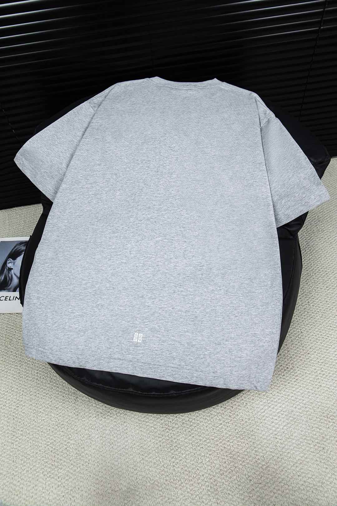 Givenchy Flash-Print T-shirt: Luxury Artwork in Fashion Industry - 图片 3