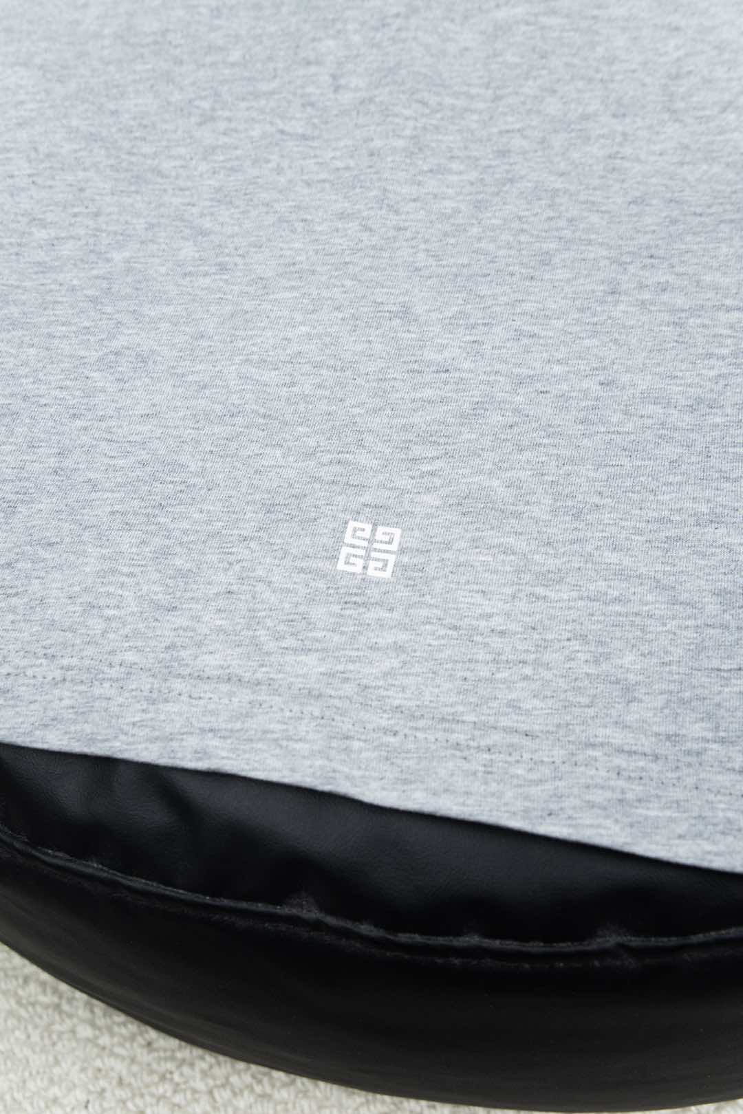 Givenchy Flash-Print T-shirt: Luxury Artwork in Fashion Industry - 图片 9