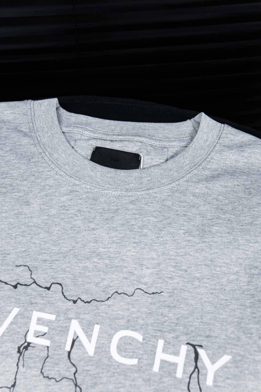 Givenchy Flash-Print T-shirt: Luxury Artwork in Fashion Industry - 图片 4