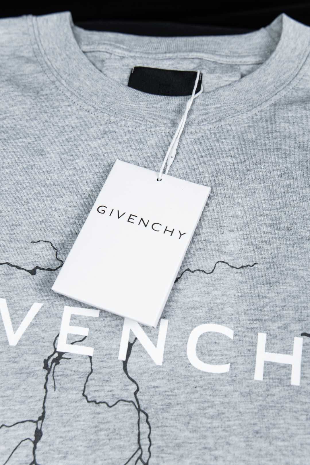 Givenchy Flash-Print T-shirt: Luxury Artwork in Fashion Industry - 图片 5