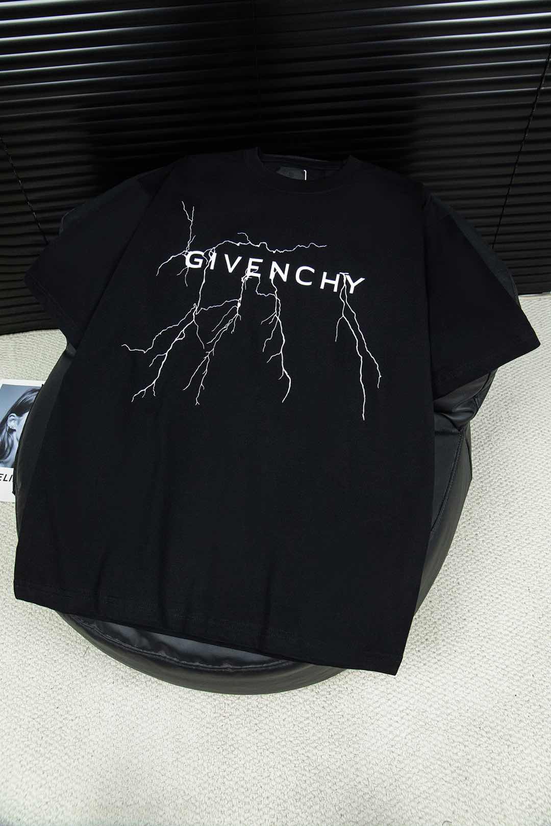Givenchy Flash-Print T-shirt: Luxury Fashion with Timeless Style - 图片 2