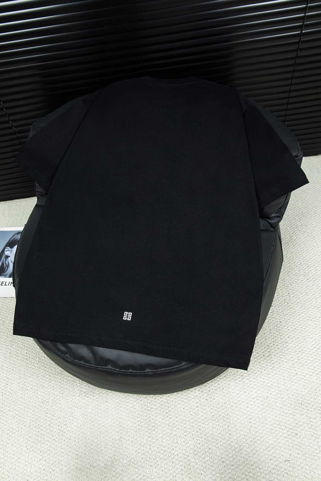 Givenchy Flash-Print T-shirt: Luxury Fashion with Timeless Style - 图片 3