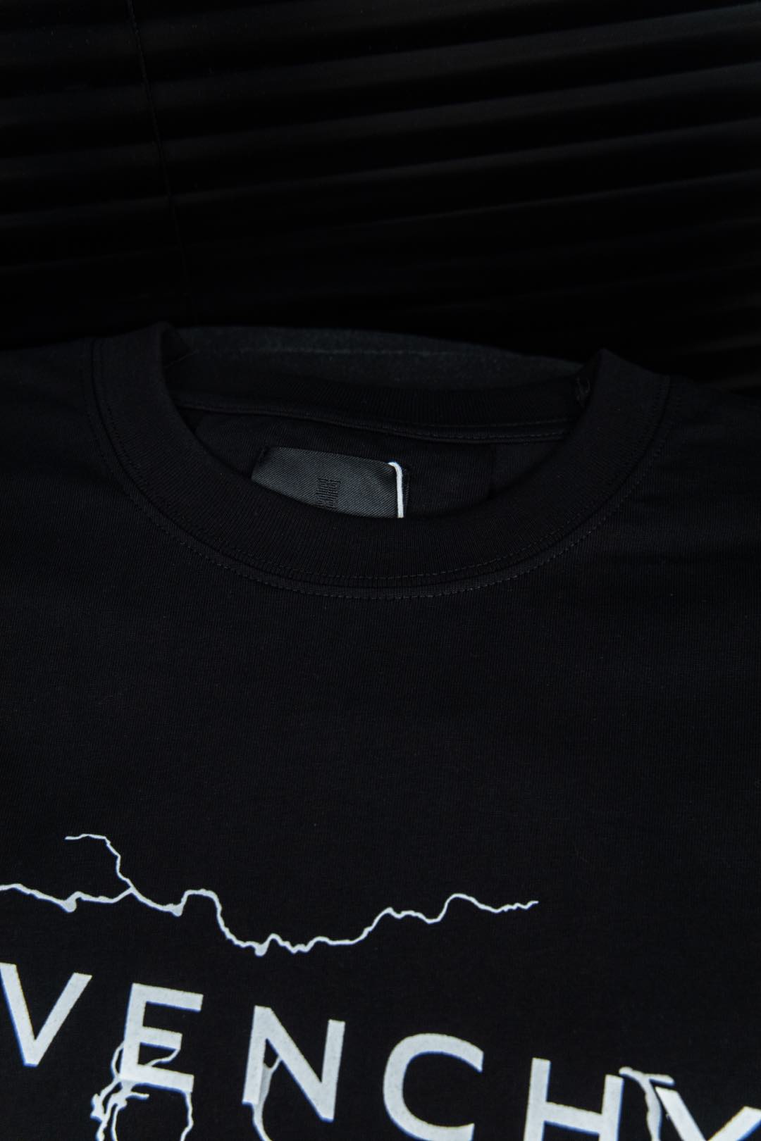Givenchy Flash-Print T-shirt: Luxury Fashion with Timeless Style - 图片 4
