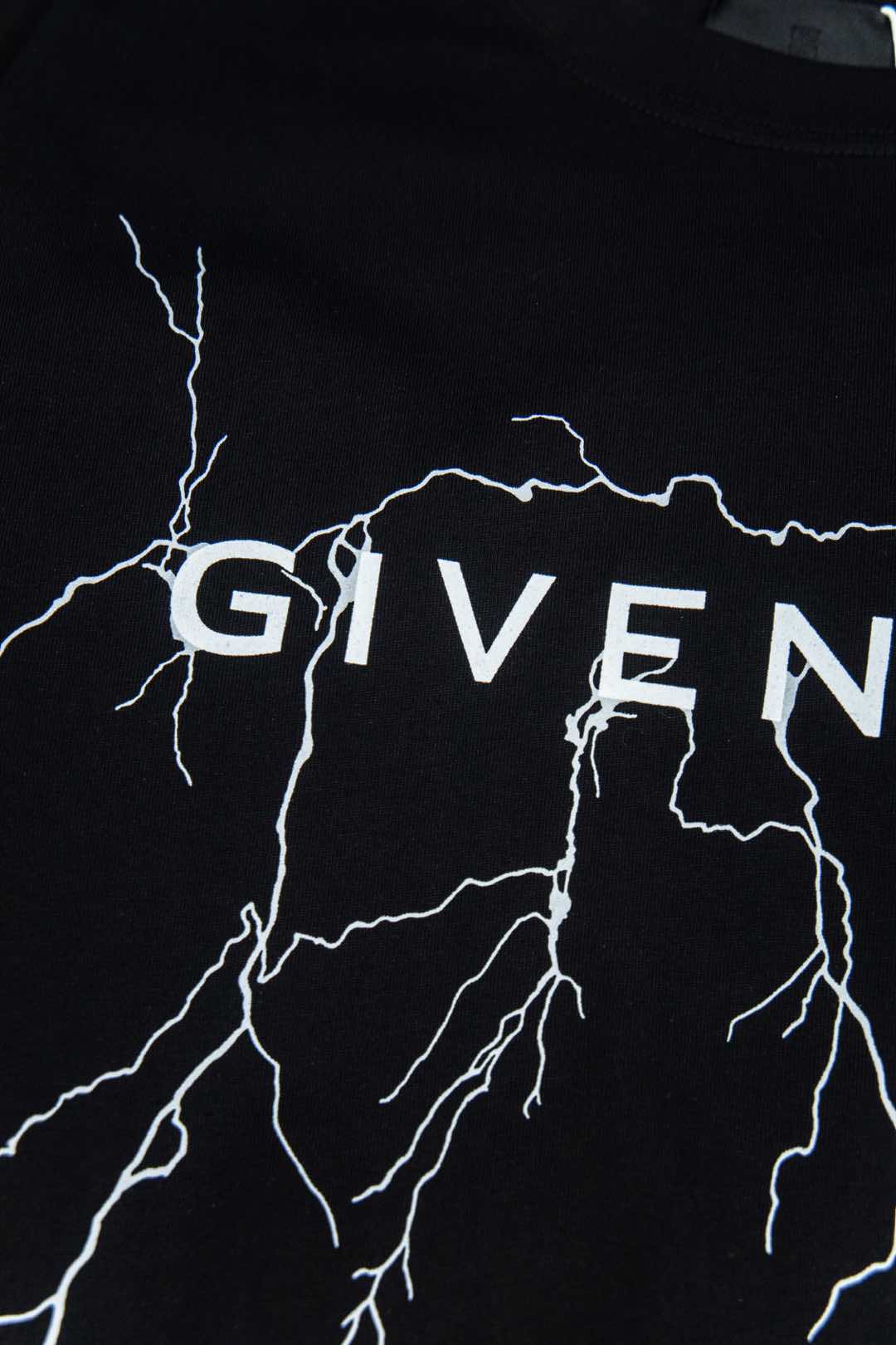 Givenchy Flash-Print T-shirt: Luxury Fashion with Timeless Style - 图片 6