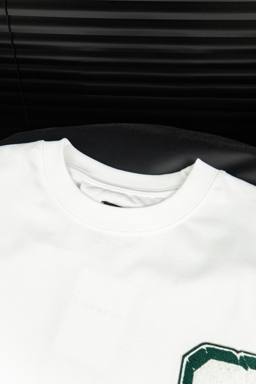 Givenchy G-Big Embroidery T-Shirt: Elegant Style, High Cost Artwork, White Color. - 图片 4