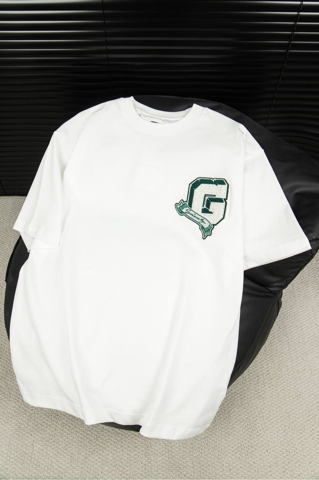 Givenchy G-Big Embroidery T-Shirt: Elegant Style, High Cost Artwork, White Color. - 图片 2