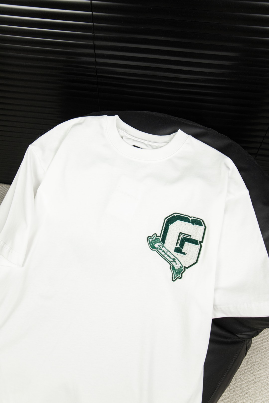 Givenchy G-Big Embroidery T-Shirt: Elegant Style, High Cost Artwork, White Color. - 图片 6