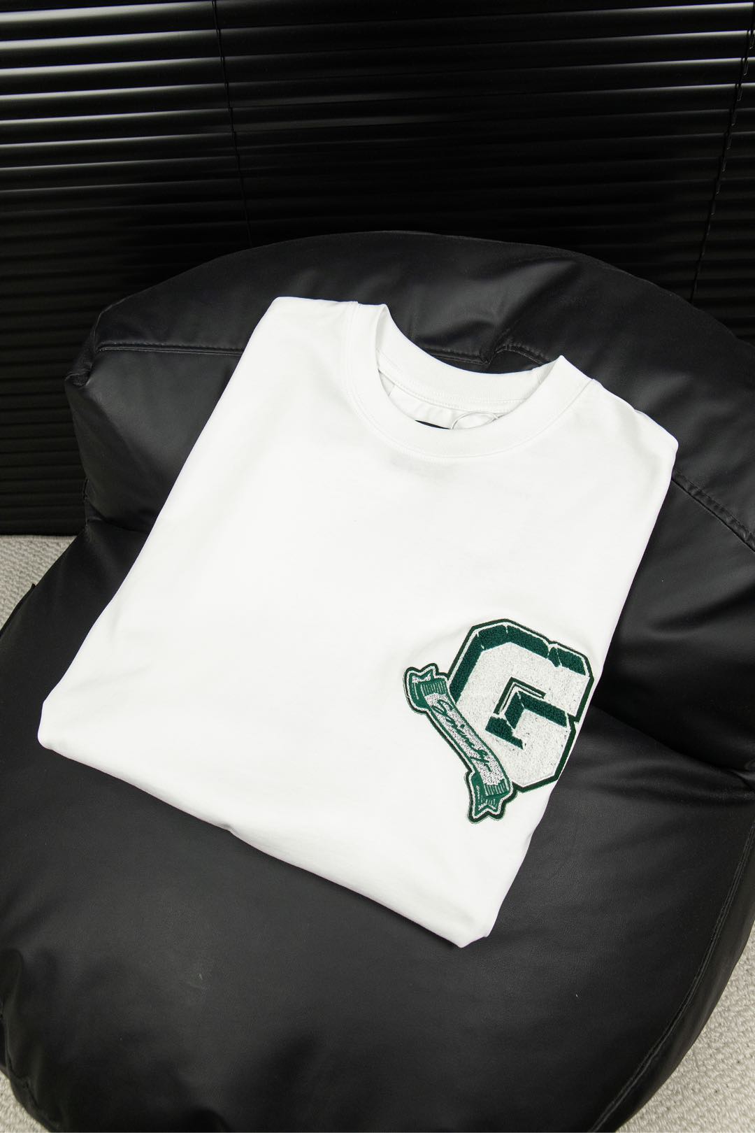 Givenchy G-Big Embroidery T-Shirt: Elegant Style, High Cost Artwork, White Color. - 图片 1