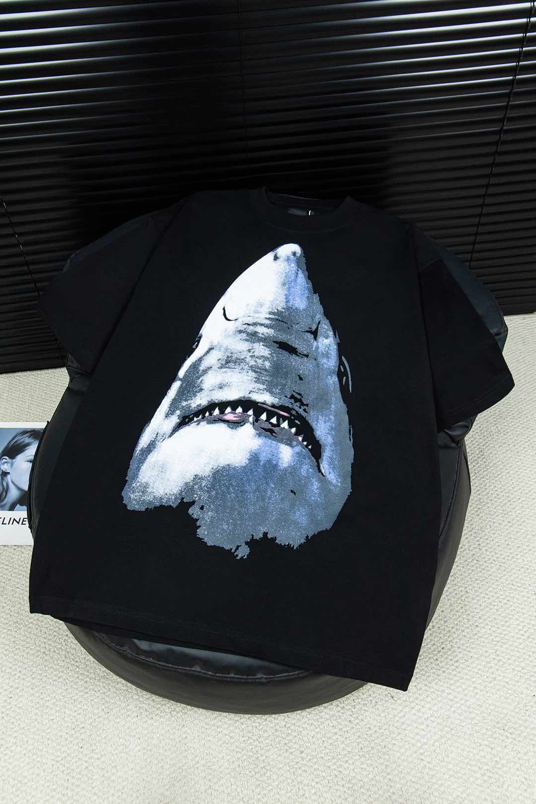 Givenchy Gyvancey Shark-Printed T-Shirt: Classic Style in Fashion History - 图片 2