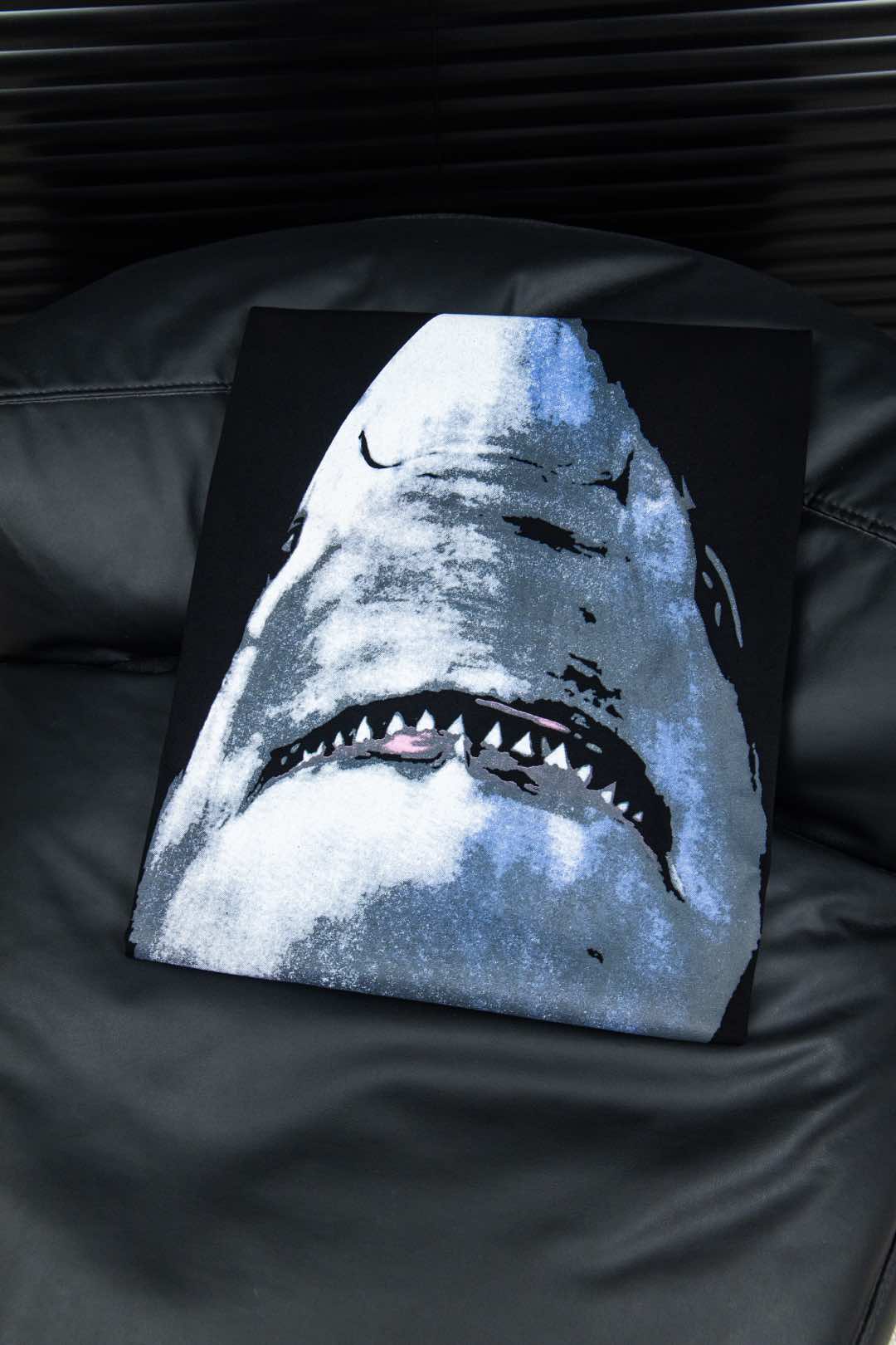 Givenchy Gyvancey Shark-Printed T-Shirt: Classic Style in Fashion History - 图片 1