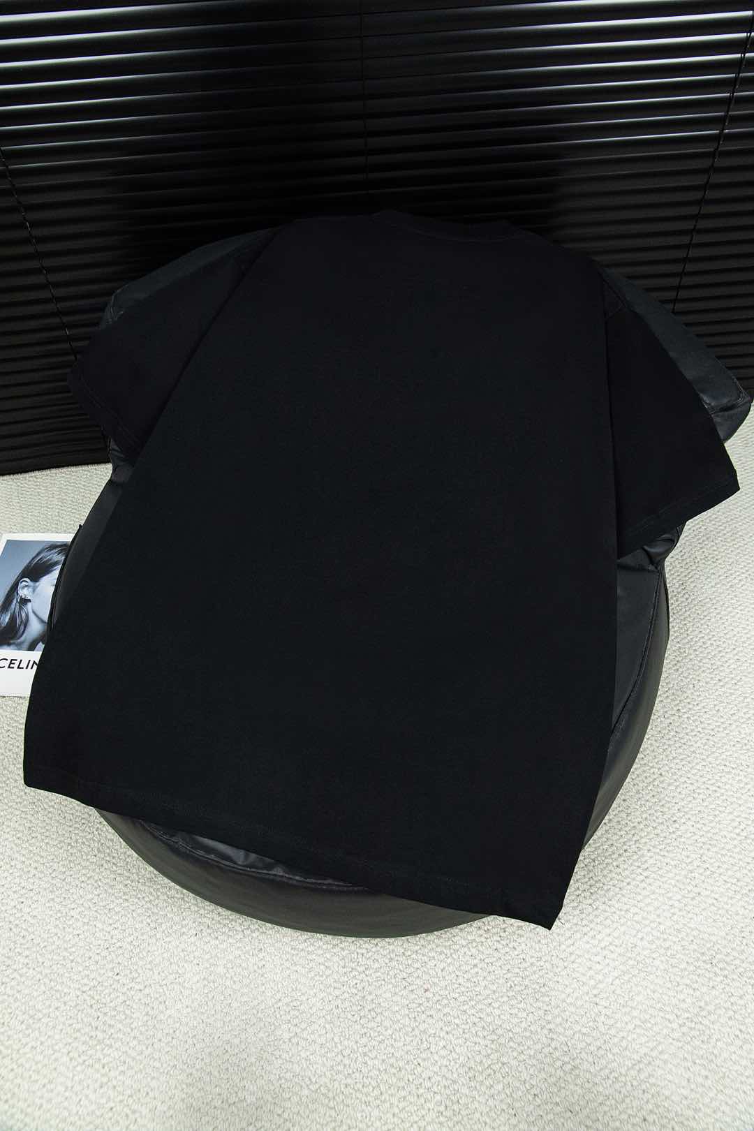 Givenchy Gyvancey Shark-Printed T-Shirt: Classic Style in Fashion History - 图片 3