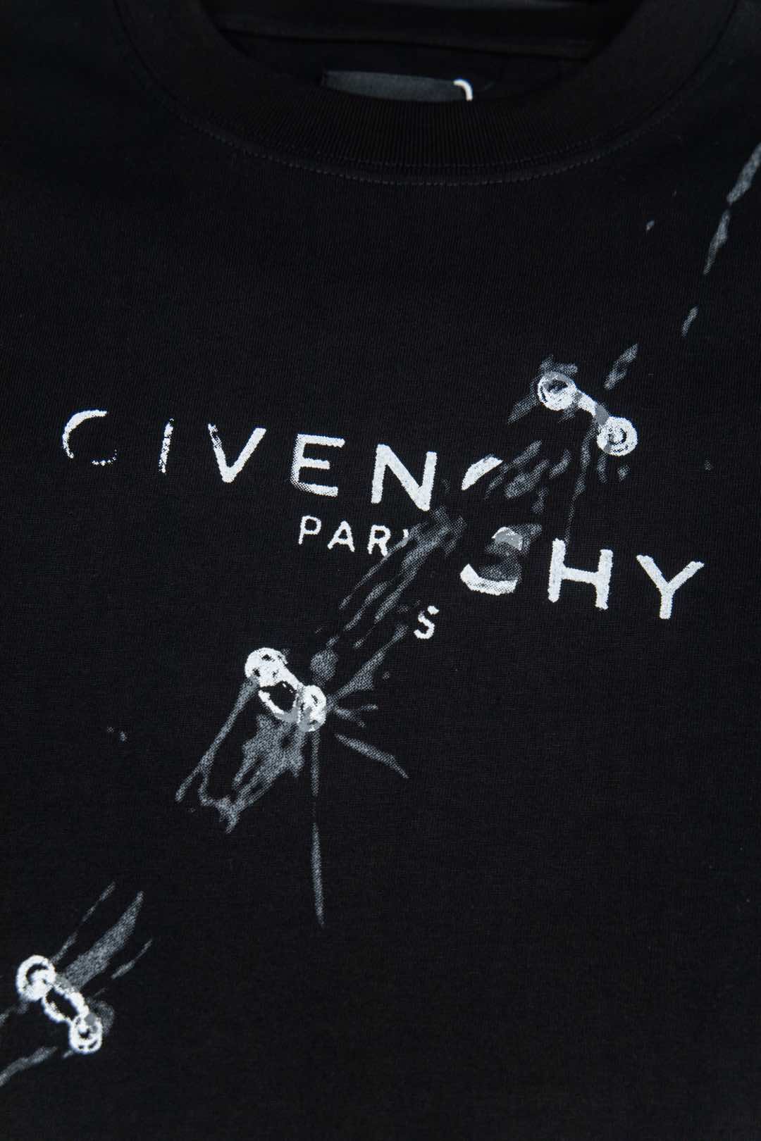 Givenchy Gyvance Letter-printed T-shirt: Elegant Style and High Cost Artistic Appeal - 图片 6