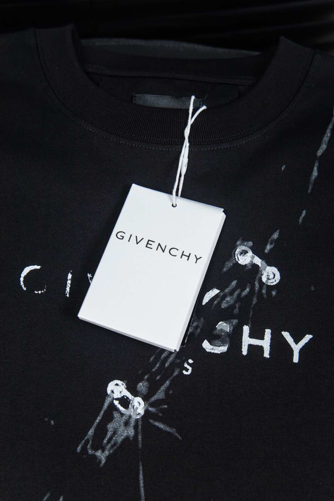 Givenchy Gyvance Letter-printed T-shirt: Elegant Style and High Cost Artistic Appeal - 图片 5