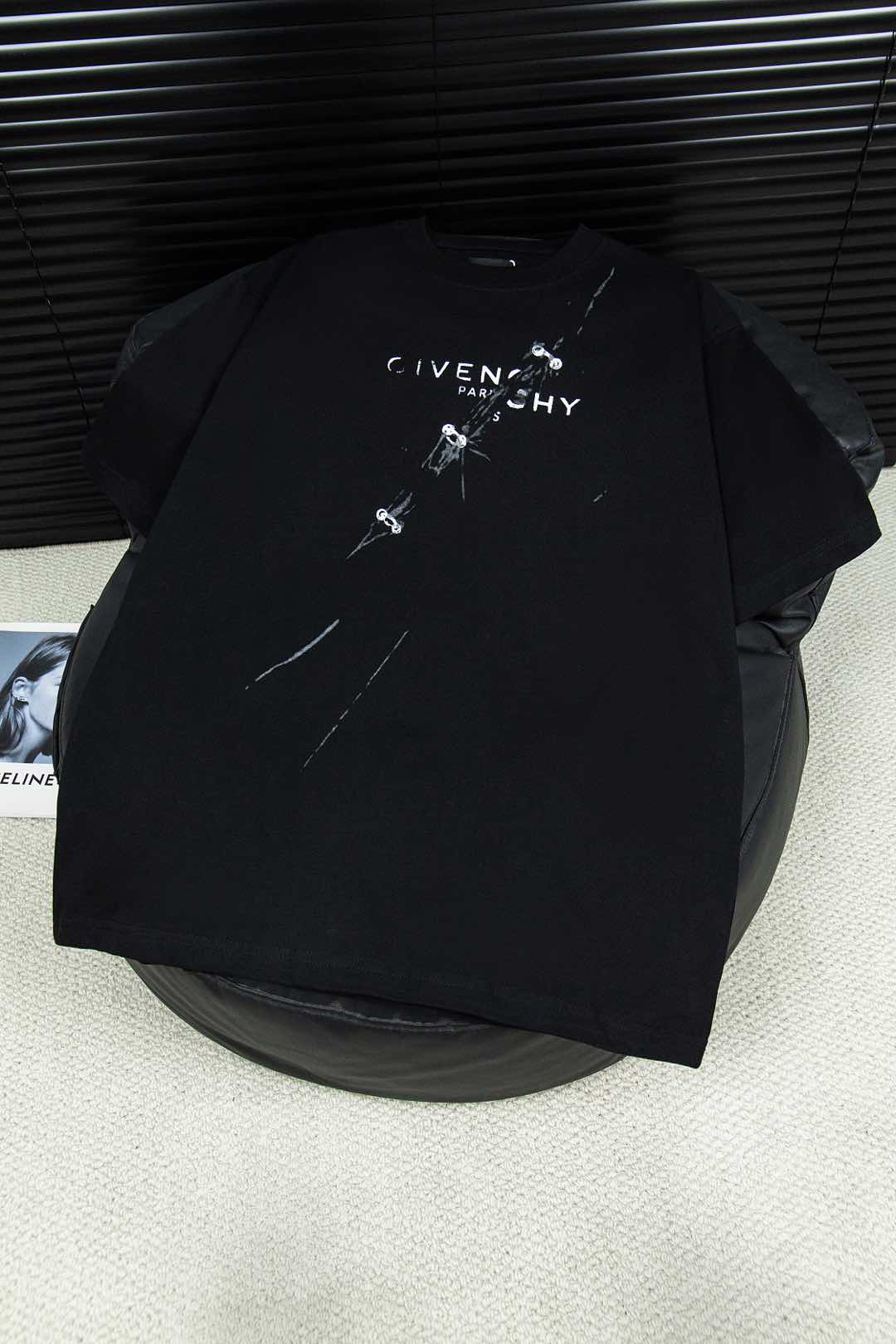 Givenchy Gyvance Letter-printed T-shirt: Elegant Style and High Cost Artistic Appeal - 图片 2