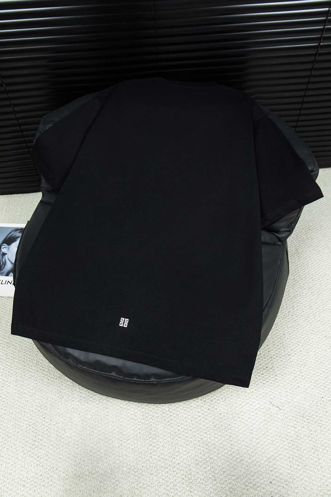 Givenchy Gyvance Letter-printed T-shirt: Elegant Style and High Cost Artistic Appeal - 图片 3