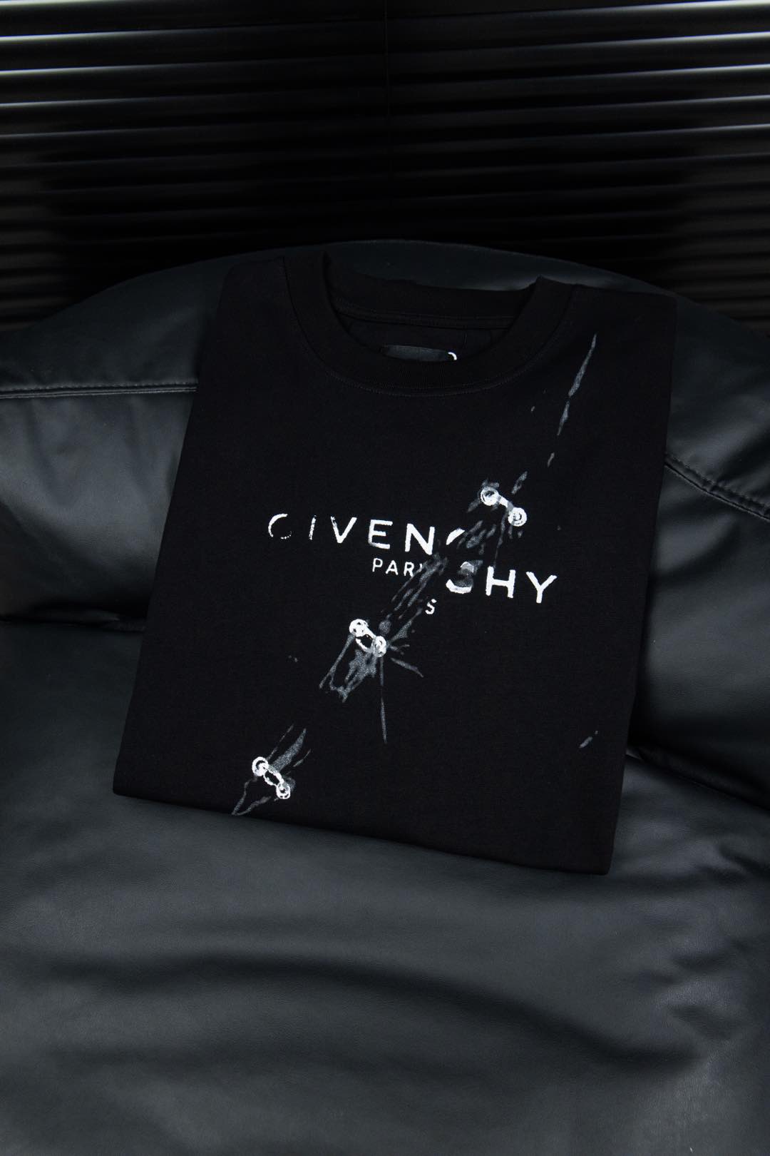 Givenchy Gyvance Letter-printed T-shirt: Elegant Style and High Cost Artistic Appeal