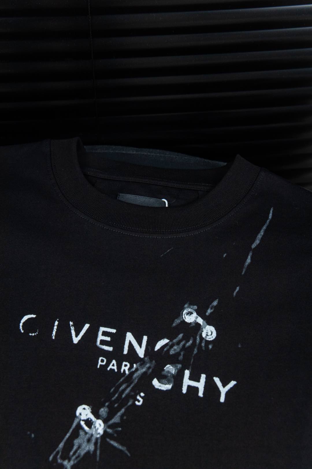 Givenchy Gyvance Letter-printed T-shirt: Elegant Style and High Cost Artistic Appeal - 图片 4