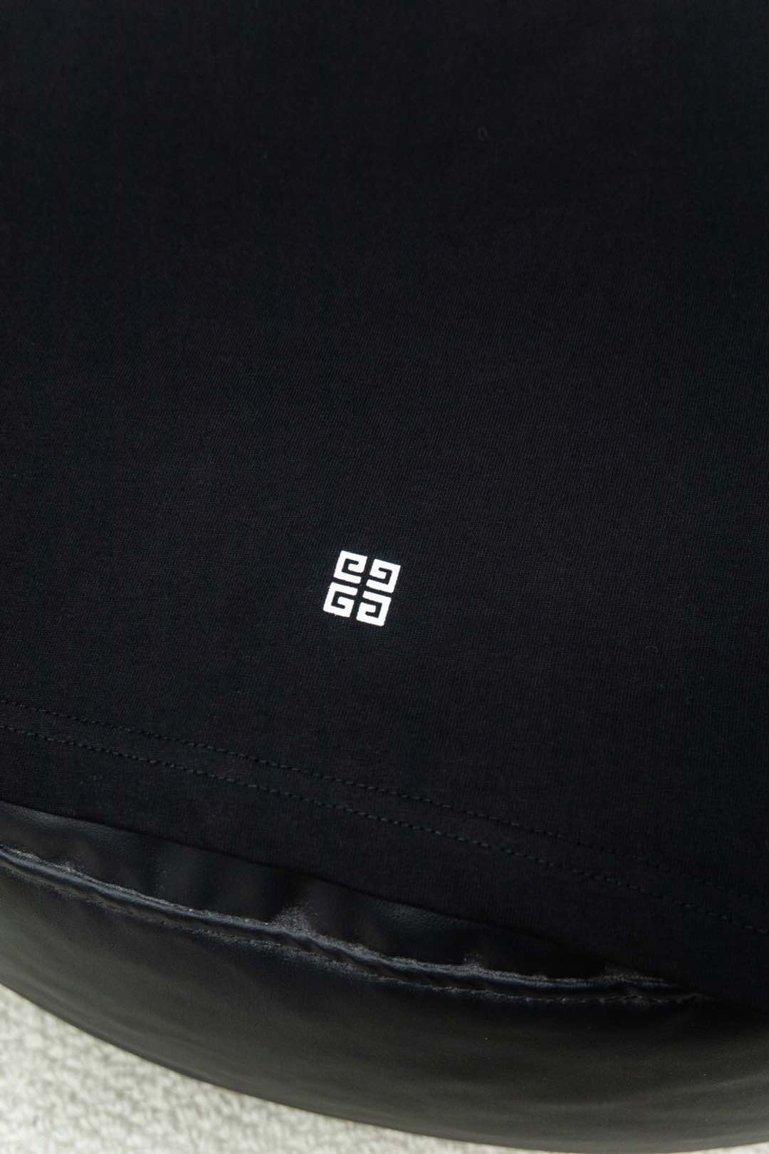 Givenchy Gyvance Letter-printed T-shirt: Elegant Style and High Cost Artistic Appeal - 图片 7